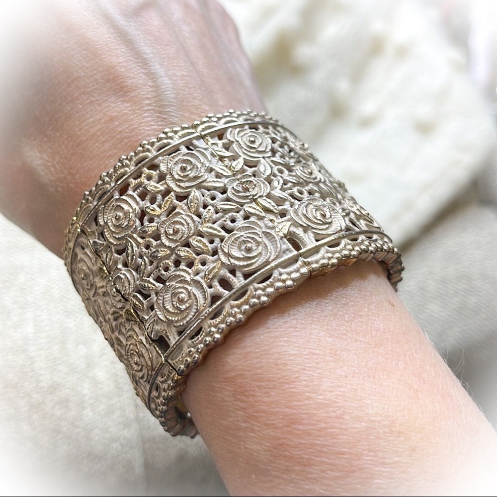 💕Beautiful Vintage Wide Stretch Bracelet Roses💕